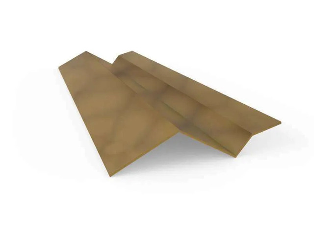 Accesorio de acero que cubre la zona entre el Panel Sandwich Teja y la pared adyacente lateral para la protección del núcleo de poliuretano.